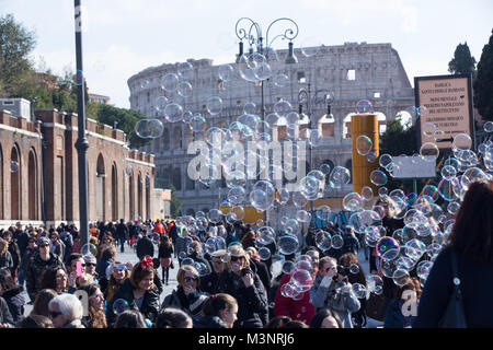 Roma, Italia. Xi Febbraio, 2018. Bolle di sapone di fronte Colosseo Credito: Matteo Nardone/Pacific Press/Alamy Live News Foto Stock