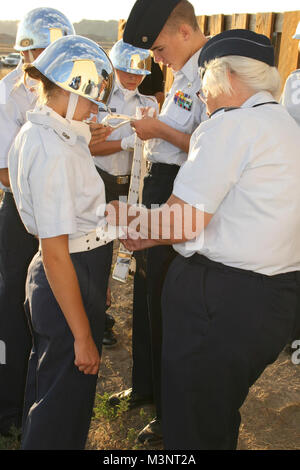 Civil Air Patrol cadetti preparare per la cerimonia di apertura al sabato notte di astronomia programma. Foto Stock