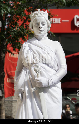 Statua vivente, regina bianca, a Montreal, provincia del Québec in Canada. Foto Stock