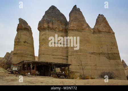 Formazioni di roccia vulcanica noto come Camini di Fata in Cappadocia, Turchia. Foto Stock