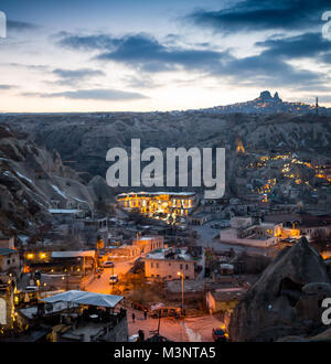 Scena notturna del Castello di Uchisar in Cappadocia. Vista illuminata del famoso villaggio di Uchisar, distretto di Nevsehir Provincia in Anatolia centrale regione della Turchia, Asia. Foto Stock