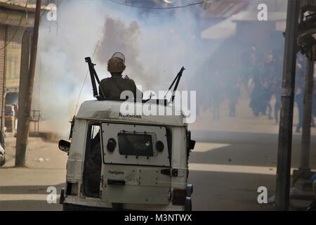 Poliziotto sparare da jeep, kashmir manifestanti musulmani, Baramulla, Kashmir India, Asia Foto Stock