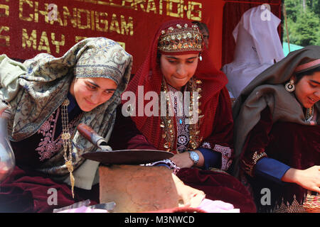 Le donne del kashmir celebrando Chandigam, Kashmir India, Asia Foto Stock