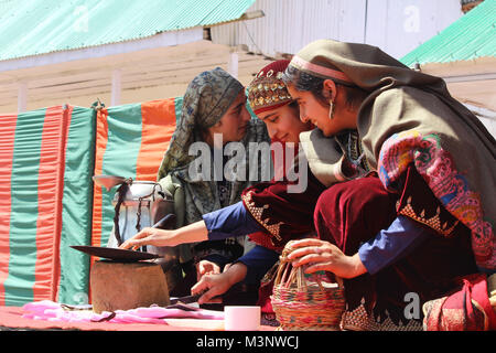 Le donne del kashmir celebrando Chandigam, Kashmir India, Asia Foto Stock