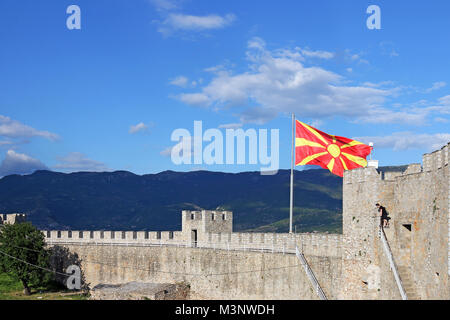 La bandiera macedone sulla fortezza di Samuil Ohrid Macedonia Foto Stock