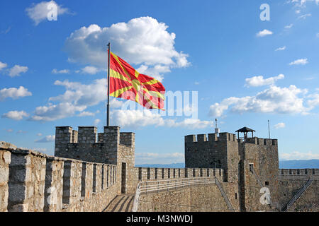 La bandiera macedone sulla fortezza di Samuil Ohrid Foto Stock
