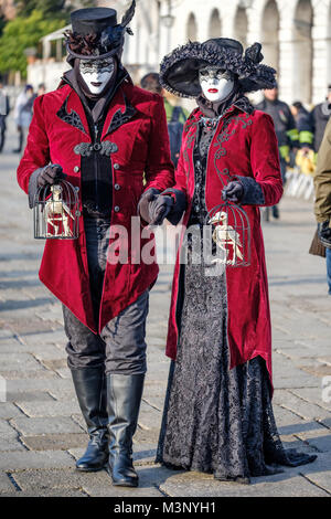 L uomo e la donna mascherata per il Carnevale di Venezia 2018. Venezia, Italia. Febbraio 4, 2018 Foto Stock