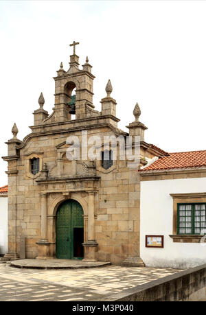 La chiesa della Misericordia, è a navata unica chiesa manierista con timpano, torre campanaria, round portale ad arco, colonne Toscane, capitelli dorici pendiment, barocco w Foto Stock