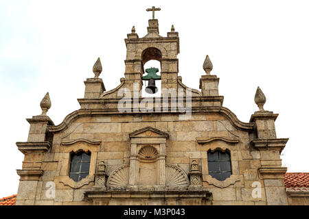 La chiesa della Misericordia, è a navata unica chiesa manierista con timpano, torre campanaria, round portale ad arco, colonne Toscane, capitelli dorici pendiment, barocco w Foto Stock