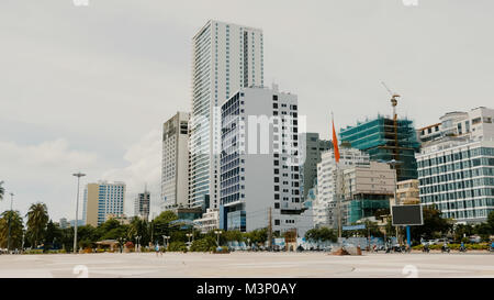 Vista diurna della piazza principale di Nha Trang con grattacieli. Foto Stock