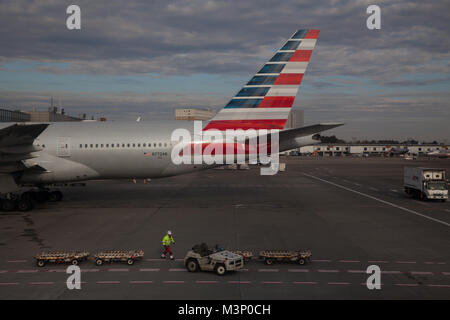 La pinna di coda di un Boeing 777 della American Airlines presso l'aeroporto internazionale Narita di Tokyo, Giappone Foto Stock