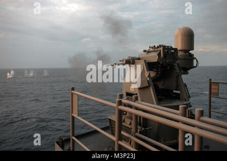 171220-N-ZS023-059 OCEANO INDIANO (dec. n. 20, 2017) un contrassegno 38 Mod. II di mitragliatrici a bordo del sistema l'assalto anfibio nave USS America (LHA 6) incendi 25mm turni durante un live fire esercitare sulla dritta meteo ponte. America, parte dell'America anfibio gruppo pronto, con avviato xv Marine Expeditionary Unit, è operativo in Indo-Asia regione del Pacifico per rafforzare i partenariati e servire come una pronta risposta in vigore per qualsiasi tipo di emergenza. (U.S. Foto di Marina di Massa lo specialista di comunicazione di terza classe Vance mano/RILASCIATO) organi di servizio treno con un contrassegno 38 Mod. II mitragliatrice system ab Foto Stock