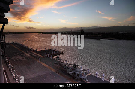 180102-N-BD308-0044 PEARL HARBOR (GEN. 2, 2018) l'assalto anfibio nave USS Wasp (LHD 1) si diparte Base comune Harbor-Hickam perla. Vespa è in transito a Sasebo, Giappone per condurre un fatturato con la USS Bonhomme Richard (LHD 6) come distribuita ammiraglia delle forze anfibio NEGLI STATI UNITI 7 flotta area di operazioni. (U.S. Foto di Marina di Massa lo specialista di comunicazione di terza classe Levingston Lewis/RILASCIATO) USS Wasp parte Base comune Harbor-Hickam perla per Sasebo, Giappone da #PACOM Foto Stock