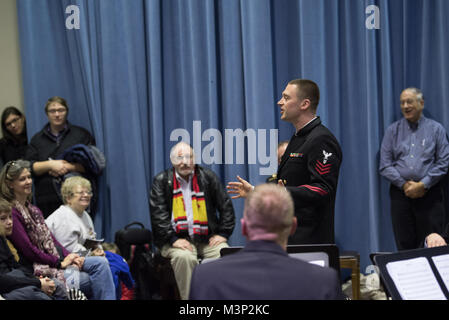 FAIRFAX, Virginia (GEN. 13, 2018) musicista di prima classe Jonathan Yanik parla al pubblico durante una performance presso l'U.S. La banda della marina militare internazionale di sassofono simposio presso la George Mason University di Fairfax, Virginia. Il sassofono Internazionale Simposio è la banda della marina militare del più grande evento di outreach ogni anno migliaia di studenti, educatori, gli artisti e gli altri partecipanti provenienti da tutto il mondo. (U.S. Navy foto di Chief Musician Adam Grimm/RILASCIATO) 180113-N-LC494-1034 dalla Marina degli Stati Uniti Band Foto Stock