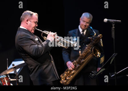 FAIRFAX, Virginia (GEN. 13, 2018) Chief Musician Timothy Stanley esegue presso l'U.S. La banda della marina militare internazionale di sassofono simposio presso la George Mason University di Fairfax, Virginia. Il sassofono Internazionale Simposio è la banda della marina militare del più grande evento di outreach ogni anno migliaia di studenti, educatori, gli artisti e gli altri partecipanti provenienti da tutto il mondo. (U.S. Navy foto di Chief Musician Adam Grimm/RILASCIATO) 180113-N-LC494-1069 dalla Marina degli Stati Uniti Band Foto Stock