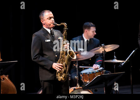 FAIRFAX, Virginia (GEN. 13, 2018) Senior Chief Musician Luis Hernandez esegue presso l'U.S. La banda della marina militare internazionale di sassofono simposio presso la George Mason University di Fairfax, Virginia. Il sassofono Internazionale Simposio è la banda della marina militare del più grande evento di outreach ogni anno migliaia di studenti, educatori, gli artisti e gli altri partecipanti provenienti da tutto il mondo. (U.S. Navy foto di Chief Musician Adam Grimm/RILASCIATO) 180113-N-LC494-1100 dalla Marina degli Stati Uniti Band Foto Stock