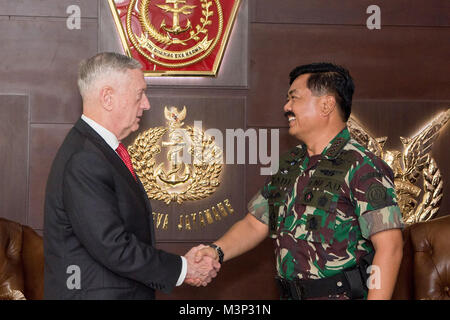 Difesa indonesiano Chief Tjahjanto soddisfa con U.S. Il Segretario della Difesa Mattis a Jakarta, Indonesia da #PACOM Foto Stock