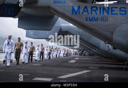 180125-N-LD343-014 PEARL HARBOR (GEN. 25, 2018) Marinai e Marines assegnato all'assalto anfibio nave USS America (LHA 6) protetto da manning le rotaie come la nave parte Base comune Harbor-Hickam perla dopo una porta programmata visita. America e il suo pronto anfibio gruppo sono di ritorno da 7 mesi di distribuzione per gli Stati Uniti 3rd, quinto e settimo aree della flotta di funzionamento. (U.S. Foto di Marina di Massa lo specialista di comunicazione 1a classe Demetrio Kennon/RILASCIATO) Marinai e Marines a bordo della USS America partono Base comune Harbor-Hickam perla dopo una porta programmata visita del #PACOM Foto Stock