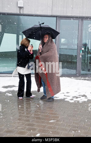 Tourist si avvolgono in coperte, le tempeste di neve in maggio, il Monte Pilatus, , Lucerna , Svizzera Centrale Monte Pilatus, , Lucerna , Svizzera centrale Foto Stock