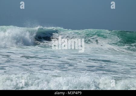 Onde si infrangono nell'oceano pacifico Foto Stock