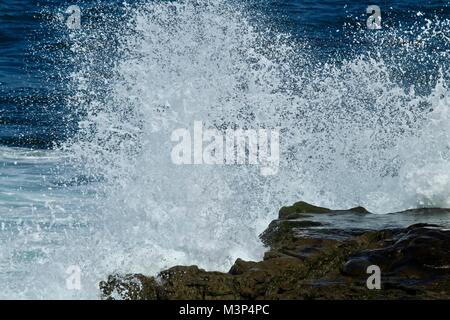 Onde che si infrangono sulla scogliera a La Jolla California Foto Stock