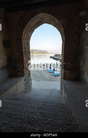 Vista della città spiaggia di Cefalù in Sicilia Foto Stock