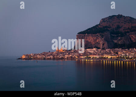 Cefalù, magica piccola città storica nel nord della Sicilia Foto Stock