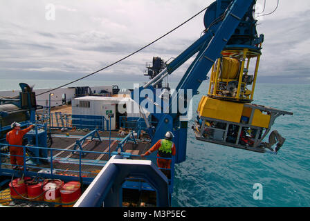 Un Workclass ROV (veicolo azionato in modo remoto) viene implementato da una nave vicino a la poiana piattaforma nel Mare del Nord. 19 luglio 2005. Foto Stock