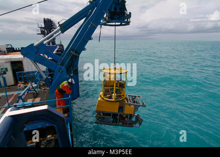 Un Workclass ROV (veicolo azionato in modo remoto) viene implementato da una nave vicino a la poiana piattaforma nel Mare del Nord. 19 luglio 2005. Foto Stock