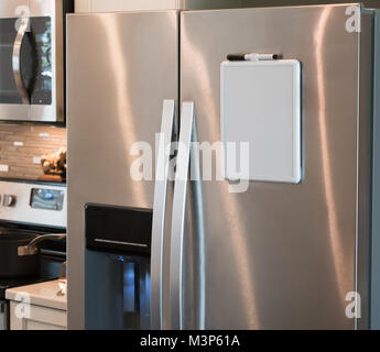 Acciaio inox frigorifero con un secco magnetico cancellare whiteboard Foto Stock