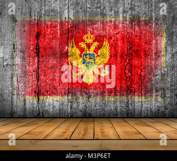 Bandiera del Montenegro dipinta su una texture di sfondo di cemento grigio con pavimento in legno Foto Stock