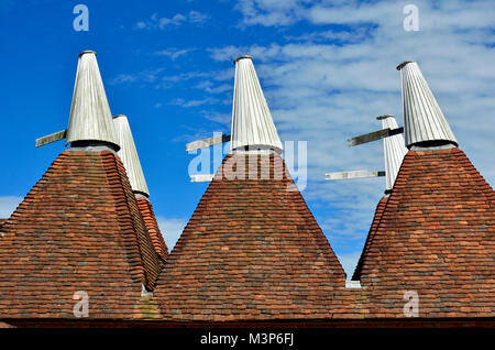 Sissinghurst, Kent, Inghilterra. Oast tradizionali case - hop forni di essiccazione. Foto Stock