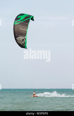 JAMBIANI, Zanzibar - 22 DIC 2017: uomo a cavallo di un kiteboard in alta velocità sulla spiaggia di Jambiani, Zanzibar Foto Stock