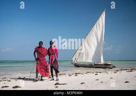 KIWENGWA, Zanzibar - 27 DIC 2017: Ritratto di masai di uomini in abiti tradizionali in posa sulla spiaggia, Kiwengwa, Zanzibar Foto Stock