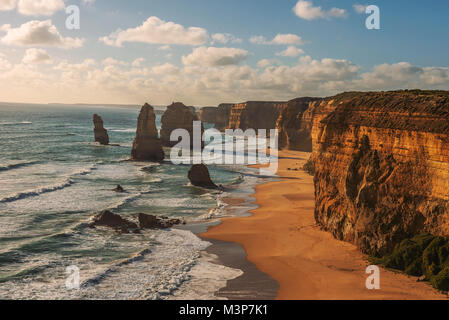 Tramonto su dodici apostoli di Victoria, Australia Foto Stock