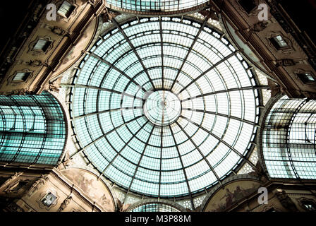 Dettaglio del vetro del tetto della Galleria Vittorio Emanuele II, Milano, Italia. Foto Stock