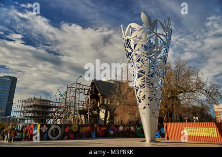 La scultura di un calice con le rovine della cattedrale di Christchurch dietro, Christchurch, Canterbury, South Island, in Nuova Zelanda. Foto Stock