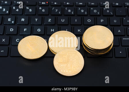 Bitcoins sulla tastiera Foto Stock