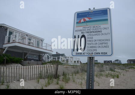 Segnale di avvertimento sulla spiaggia privata in Rhode Island New England USA Foto Stock