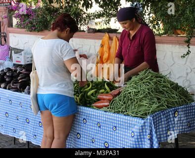 CALIS, Turchia - 6 agosto, 2017: frutta fresca e ortaggi per la vendita su un mercato locale in Calis, Turchia, 6 agosto 2017 Foto Stock