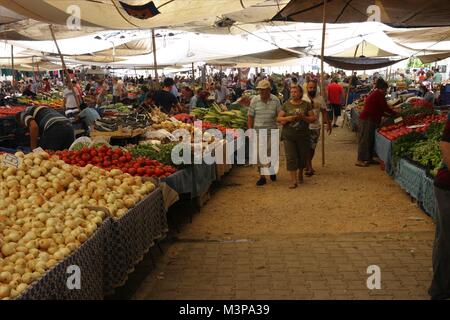 CALIS, Turchia - 6 agosto, 2017: frutta fresca e ortaggi per la vendita su un mercato locale in Calis, Turchia, 6 agosto 2017 Foto Stock