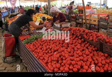 CALIS, Turchia - 6 agosto, 2017: frutta fresca e ortaggi per la vendita su un mercato locale in Calis, Turchia, 6 agosto 2017 Foto Stock