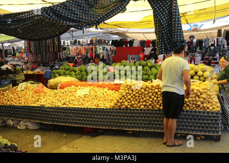 CALIS, Turchia - 6 agosto, 2017: frutta fresca e ortaggi per la vendita su un mercato locale in Calis, Turchia, 6 agosto 2017 Foto Stock