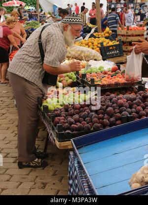 CALIS, Turchia - 6 agosto, 2017: frutta fresca e ortaggi per la vendita su un mercato locale in Calis, Turchia, 6 agosto 2017 Foto Stock