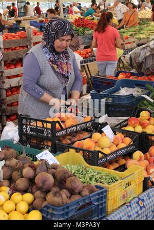 CALIS, Turchia - 6 agosto, 2017: frutta fresca e ortaggi per la vendita su un mercato locale in Calis, Turchia, 6 agosto 2017 Foto Stock