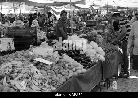 CALIS, Turchia - 6 agosto, 2017: frutta fresca e ortaggi per la vendita su un mercato locale in Calis, Turchia, 6 agosto 2017 Foto Stock