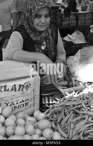 CALIS, Turchia - 6 agosto, 2017: frutta fresca e ortaggi per la vendita su un mercato locale in Calis, Turchia, 6 agosto 2017 Foto Stock