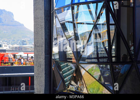 Il nuovo Zeitz MOCAA, in una storica silos edificio, progettato da Thomas Heatherwick, sul lungomare V&A, a Cape Town, Sud Africa Foto Stock