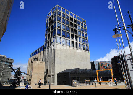 Esterno del nuovo Zeitz MOCAA, in una storica silos edificio, progettato da Thomas Heatherwick, sul lungomare V&A, a Cape Town, Sud Africa Foto Stock