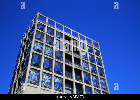 Esterno del nuovo Zeitz MOCAA, in una storica silos edificio, progettato da Thomas Heatherwick, sul lungomare V&A, a Cape Town, Sud Africa Foto Stock